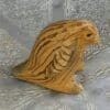 Oiseau assis stylisé, en terre cuite, décoré au lentisque
