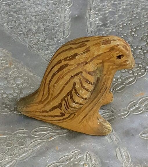 Oiseau assis stylisé, en terre cuite, décoré au lentisque