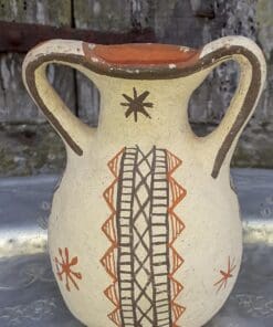 Joli petit vase aux motifs traditionnels.