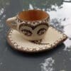 Tasse et sous tasse anthropomorphes décor en relief