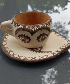 Tasse et sous tasse anthropomorphes décor en relief