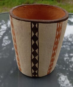 Pot berbère aux motifs ethniques ocres et noirs sur fond blanc