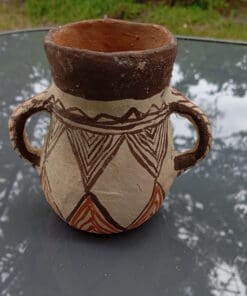 Très joli petit pot à eau aux motifs géométriques