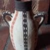 Petite cruche à eau aux délicats motifs géométriques